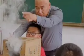 寓教于乐的教学方式，与学生们打成一片，网友：懂哲学的物理老师视频封面