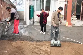 今天师傅过来打地坪，混凝土上面铺一层水泥浆，打完看着真结实