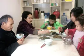 爸妈种的芹菜长得好，摘一把回家炒牛肉沫，辣味十足又下饭视频封面