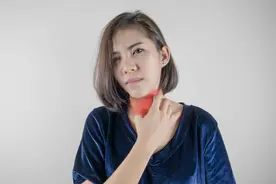 为什么总是睡觉醒来喉咙干？一般有4种原因，不需要特殊治疗视频封面