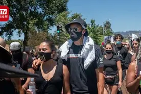 NBA前冠军球队成员库里与汤普森等人 参加3小时近千人的抗议活动