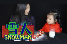 营养健康早餐，用香蕉草莓堆雪人飘着细细白砂糖，再来点面包牛奶视频封面