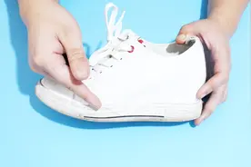 白鞋脏了洗不干净？干洗店老板教我一个技巧，几分钟鞋子洁净如新