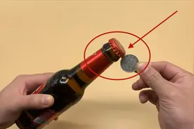 原来开啤酒瓶这么简单，学会这招一秒打开，以后别再找开瓶器了
