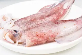 炒鱿鱼时加一勺黄豆酱出来的味道很醇香，老外婆的家常做法很美味