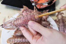 皮皮虾剥皮有妙招，一根筷子就搞定，5秒钟剥一个，再不怕扎手了