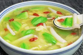 丝瓜汤怎么做才好喝，这样搭配汤鲜味美，清淡不油腻，真是美味