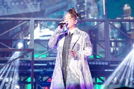 当年古惑仔红遍天！如今只有山鸡哥陈小春发展最好，歌唱才华过人