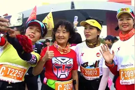65岁的马拉松奶奶火了，竟然跑完全程，网友：等我65岁我也跑视频封面
