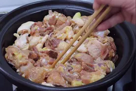 客家生焗扇鸡，一锅香飘2条街的特色下饭菜，咸香入味好吃又过瘾视频封面