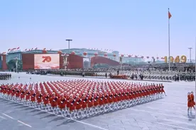 阅兵：女兵方队英姿飒爽，迈着整齐的步伐走来，巾帼不让须眉！视频封面