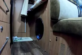 小伙在房车上衣服，测试一下洗衣机洗一次得用多少水？噪音如何？视频封面