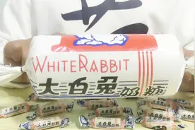 小姐姐吃超大的“大白兔奶糖”，大包装内藏小糖果，奶香浓郁好吃视频封面