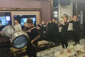 大型社死现场！朋友KTV过生日男子请来唢呐乐队演奏助兴视频封面