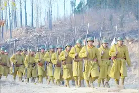 鬼子精锐竟敢神气十足过路，想不到前方全是地雷，炸残鬼子，过瘾