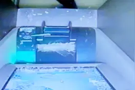 男子深夜持锤连砸两台ATM机逃跑 民警抓捕时被其挥匕首砍伤缝52针视频封面