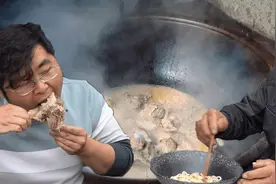 50元大棒骨炖三个小时，终于炖出牛奶般高汤，让爷爷尝尝高汤米线视频封面