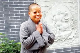 婴儿被弃于寺庙门口，好心尼姑将其收留，出人头地后回来报恩视频封面