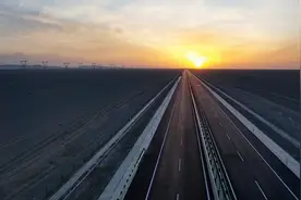 快来看！这条戈壁公路如此多娇视频封面