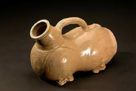 古代封建社会，皇宫里妃子宫女们，到底是如何解决上厕所问题的？