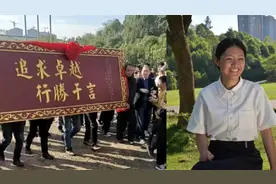 湖南女生被清华飞行员班录取，送母校300斤牌匾，当场再获8万奖金