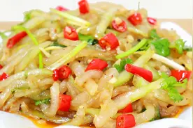 冬瓜做成凉拌菜，好多人都没吃过，配料步骤详细，我家一周吃3次