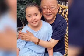 72岁王刚与混血外孙女同框，爷孙长相如同复制，儿子只比其大4岁