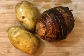 广东人把土豆这样吃才叫爽，配上芋头，做一锅大杂烩，太过瘾了