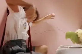 《长江七号》小男孩捡到一只外星人，外星人拉稀了，男孩遭殃了