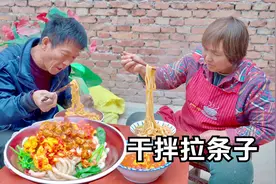 炒一些肉臊子和西红柿鸡蛋，吃一顿干拌拉条子，实在又美味！