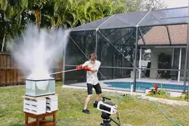 高温熔化的盐遇水会发生什么？场面太壮观了，这才是水中原子弹