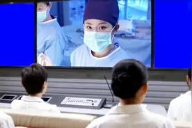 产科医生：朱娜做剖腹产手术，老魏带大家全程观看，新生命诞生了视频封面