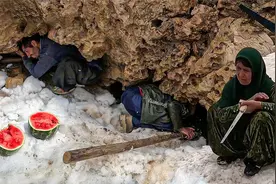 在雪地下寻找往年埋藏的物品，取出来之后还可以使用，太不可思议视频封面