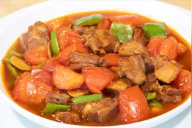 排骨酸酸甜甜做法，番茄烧排骨开胃又下饭，家里做很简单一看就会