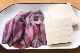 鱿鱼豆腐这样做，有荤有素，下酒下饭又家常，除了营养就是美味