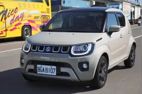 7.4万起售！油耗3.5升，配1.2升混动+四驱系统，全新铃木SUV亮相