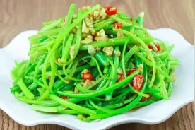 凉拌蒜苔要不要焯水，怎样做更入味？看厨师长的做法#吃货最光荣#视频封面