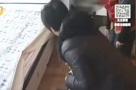 老人家中遭水患，人在外地求助亲戚，刚打开房门就看到满屋臭水