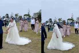 新娘扔手捧花说接到者明年结婚，结果伴娘全都跑开，太谦让了！视频封面