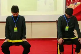 爬楼梯呼吸困难这是肺部障碍，坐着轻松练习三个动作进行康复训练视频封面