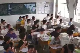 学生正在教室认真学习，突然“砰”地一声，黑衣男生反应网友大赞视频封面