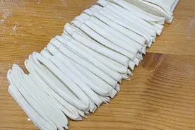 喜欢吃面条的可以试试这种懒人做法，纯手工擀面条，爽滑又筋道