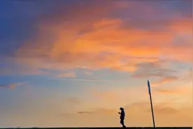 留学生许可馨事件后续，网友找到她的母校，最后她自己也道歉了视频封面