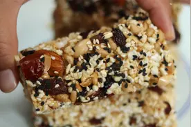 大米别再蒸着吃了，教你一个新做法，焦香酥脆又解馋，比买的好吃