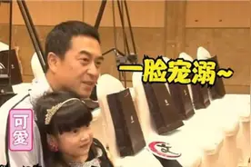 张嘉译孩子首露面：眉眼长得极像爸爸！互动时满脸宠溺心都化了视频封面