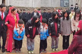 45岁女子带5个孩子嫁给初恋 亲友：两人是青梅竹马视频封面