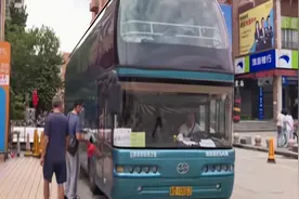 广州美景花园小区门前停满大巴车，安全隐患重重，引居民担心视频封面