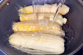 煮玉米时只需加入这样东西，口感细嫩，味道香甜，好多人都煮错了
