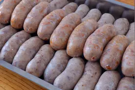 外面5块钱一根脆皮烤肠，教你在家做，爆汁Q弹，配方简单做法易学