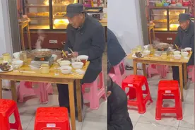 泪目！平日拮据大爷饭馆点一桌菜，摆满碗筷倒满酒，独坐3个小时视频封面